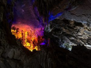 Vista interior de las Grutas de Cacahuamilpa en México