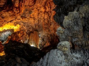 Interior de la Cueva de Cacahuamilpa con estalactitas y estalagmitas