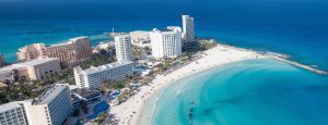 Vista panorámica de Cancún con playas de arena blanca y aguas cristalinas