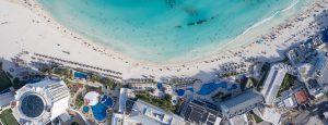 Hermosa Vista de Cancún con Mar Turquesa y Arena Blanca