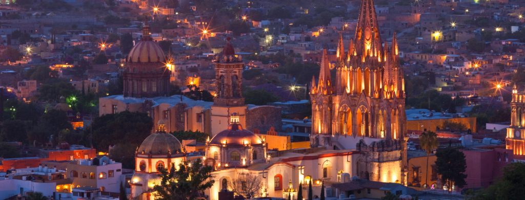 Vista panorámica de San Miguel de Allende con arquitectura colonial y cielos despejados